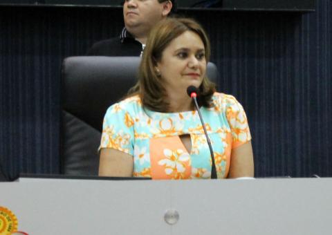 Professora Jacqueline propõe uniformes para aulas de Educação Física